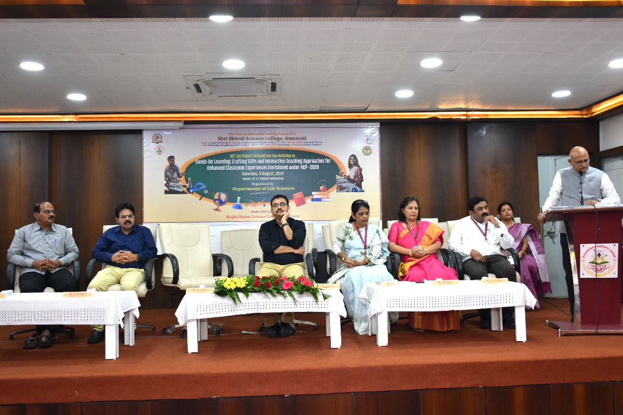 Dr. Dipak Dhote, Principal, Brijlal Biyani Science College, Amravati, delivering talk on NEP implementation